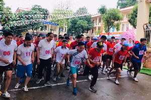 “Giải chạy bộ leo núi Nhạc Sơn” đã thu hút đông đảo CBQL, GV, NV ngành GD thành phố Lào Cai tham dự.