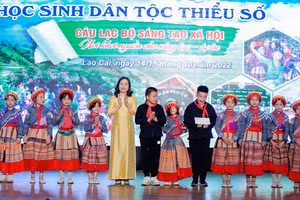 Bà Dương Bích Nguyệt, Giám đốc Sở GD&ĐT (áo dài) trao quà cho học sinh tham gia giao lưu.