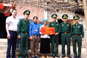 Trao tặng nhà cho bà con nghèo nơi biên giới. 