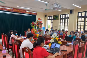 Thầy cô tại điểm cầu tham dự tập huấn.