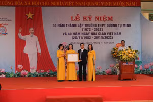 Trao Bằng khen của Bộ Trưởng Bộ GD&ĐT vì thành tích đạt được trong năm học 2021-2022. 