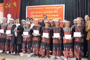 Lào Cai: Dạy tiếng dân tộc cho 100 học viên người Phù Lá 