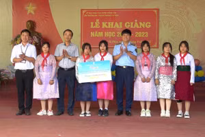 Đại diện NXBGDVN tặng quà cho đại diện học sinh Trường PTDT Tiểu học & THCS Sà Phìn, huyện Đồng Văn, Hà Giang.