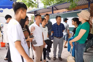 Thầy giáo Trường PTDTBT THCS Yên Tĩnh (Tương Dương, Nghệ An) đưa học trò vượt hơn 200km xuống thành phố Vinh dự thi. Ảnh: Hồ Lài