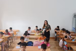 Cô trò Trường Tiểu học Trần Hưng Đạo (huyện Ea Kar, Đắk Lắk) trong giờ học. Ảnh: NTCC