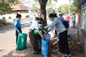 Đoàn viên, thanh niên dọn dẹp rác tại các tuyến đường trên địa bàn huyện Nhà Bè. Ảnh: ĐH Mở TPHCM