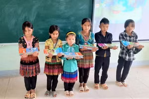 Học sinh Trường PTDTBT Tiểu học xã Hố Mít (Tân Uyên, Lai Châu) được hỗ trợ sách giáo khoa. Ảnh: Hà Thuận