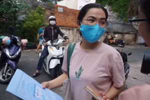 Phụ huynh đầu tiên mua được hồ sơ tuyển sinh lớp 1 vào Trường Tiểu học Thực hành Đại học Sài Gòn, ngày 17/6. Ảnh: Phúc Chân.