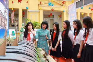 Cô trò Trường THCS Chương Dương (quận Hoàn Kiếm, Hà Nội) tìm hiểu về Chiến thắng Điện Biên Phủ. Ảnh: Vân Anh