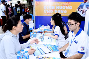 Thí sinh tham dự Ngày hội lựa chọn nguyện vọng xét tuyển đại học, cao đẳng năm 2023, tại Trường Đại học Kinh tế Quốc dân (Hà Nội). Ảnh: INT