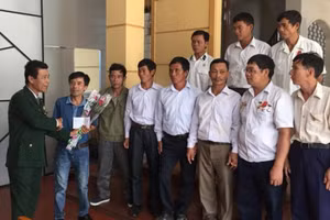 Cựu chiến binh Lê Hữu Thảo (thứ 2 từ trái sang) cùng đồng đội.