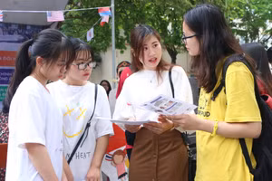 Thí sinh tới nghe tư vấn tuyển sinh tại Học viện Báo chí và Tuyên truyền. Ảnh: TG