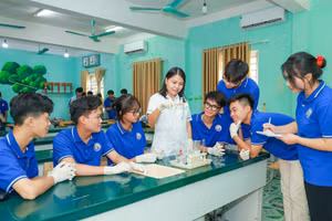 Một tiết thực hành tại phòng bộ môn Hóa học lớp 11 của cô trò Trường THPT Kim Ngọc, Vĩnh Phúc. Ảnh: Đình Tuệ