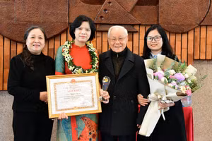 Cô Nguyễn Thị Duyên (thứ 2 từ trái sang) – Phó Hiệu trưởng phụ trách chuyên môn Trường THCS & THPT Nguyễn Siêu. Ảnh: TG