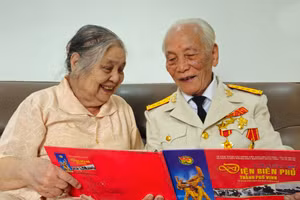 Vợ chồng ông Thanh ôn lại những kỷ niệm về Chiến dịch Điện Biên Phủ lịch sử. Ảnh: Phạm Tâm