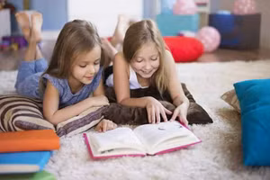 Cha mẹ cần nói chuyện với trẻ về những đức tính cần tìm kiếm ở một người bạn. 