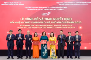 Lễ công bố và trao quyết định bổ nhiệm chức danh giáo sư, phó giáo sư năm 2023 của Trường ĐH Khoa học và Công nghệ Hà Nội. Ảnh: NTCC
