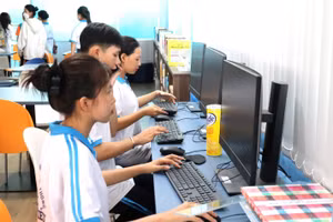 Học sinh THPT trải nghiệm tại Chương trình hướng nghiệp, tư vấn tuyển sinh năm 2024 của Phân hiệu Đại học Kinh tế TPHCM tại Vĩnh Long. Ảnh: UEH Vĩnh Long