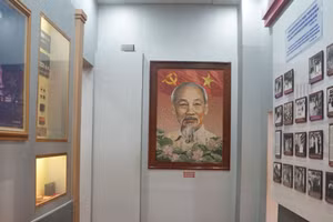Hành lang Bảo tàng Hồ Chí Minh - Chi nhánh TPHCM treo nhiều ảnh Bác Hồ, trong đó có bức chân dung được ghép từ hơn 10 nghìn ảnh nhỏ.