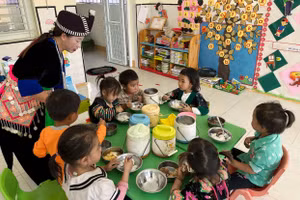 Cô trò điểm bản Huồi Mới, Trường Mầm non Tri Lễ, huyện Quế Phong, Nghệ An.