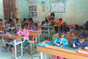 Cô Lý Thị Thu và học trò. Ảnh: NVCC