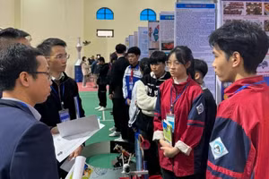 Thí sinh dự thi Khoa học kỹ thuật. Ảnh: TL