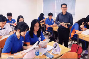 Thầy Võ Minh Nghĩa - Trường THPT Nguyễn Du (TPHCM) trong giờ ôn tập cho học sinh. Ảnh: NVCC