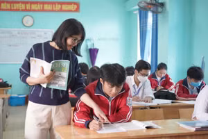 Cô trò Trường THPT Công nghiệp (Hòa Bình). Ảnh: NTCC