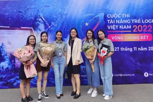 Nguyễn Thị Thoan (thứ 2 từ phải qua) cùng bạn học trong cuộc thi tài năng trẻ Logistics Việt Nam. Ảnh: NVCC