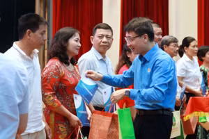 Ông Nguyễn Ngọc Ân tặng quà cho nhà giáo, người lao động trong dịp Tháng Công nhân năm 2024. Ảnh: Lan Anh