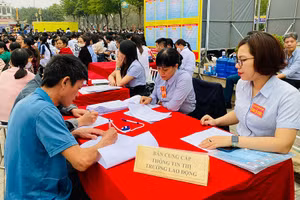 Người lao động tìm việc ở phiên giao dịch và tư vấn việc làm tại thị xã Sơn Tây (Hà Nội).