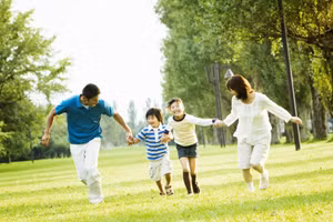 Giữ lời hứa với con trẻ chính là dạy chúng cách ứng xử phù hợp với lời nói và việc làm.