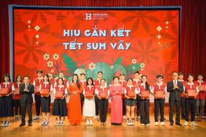Ban giám hiệu Trường ĐH Quốc tế Hồng Bàng trao tặng quà Tết cho sinh viên. 