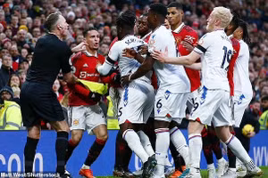 Man United và Crystal Palace nhận án phạt nặng từ FA.