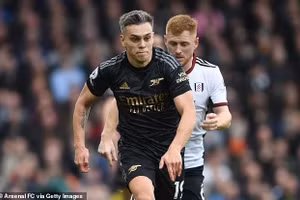 Trossard(áo đen) đang dần chứng minh được bản thân xứng đáng kháoc áo Arsenal.