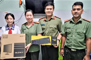 Trao tặng bộ máy vi tính cho em Huỳnh Ngọc Mai.