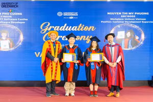 Ban Giám hiệu và giáo sư đến từ Đại học Greenwich, Vương Quốc Anh tặng bằng khen cho tân cử nhân tốt nghiệp thủ khoa.