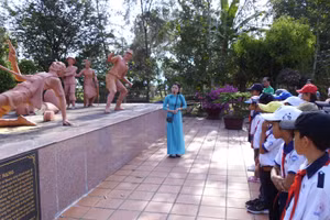 Học sinh tiểu học tham quan di tích lịch sử Đồng Nọc Nạng (Bạc Liêu).