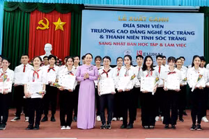 Bà Huỳnh Thị Diễm Ngọc - Phó Chủ tịch UBND tỉnh Sóc Trăng chúc mừng các SV, thanh niên sang Nhật Bản học tập, làm việc.