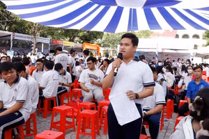Học sinh lớp 12 tại TP Mỹ Tho (Tiền Giang) trao đổi tại Ngày hội tư vấn hướng nghiệp. 