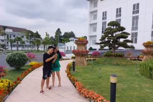 Người dân hào hứng vào khuôn viên UBND tỉnh Sóc Trăng chụp ảnh.