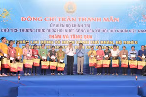Phó Chủ tịch Thường trực Quốc hội Trần Thanh Mẫn tặng quà gia đình chính sách, người nghèo, lao động khó khăn.