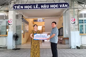 TS Hồ Văn Thống - Hiệu trưởng Trường ĐH Đồng Tháp trao hỗ trợ cho gia đình thầy Trương Văn Lai.