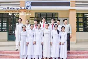 Thầy Cảnh và đội tuyển học sinh giỏi được khen thưởng.