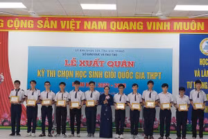Bà Huỳnh Thị Diễm Ngọc, Phó Chủ tịch UBND tỉnh Sóc Trăng chúc mừng các học sinh trong đội tuyển.