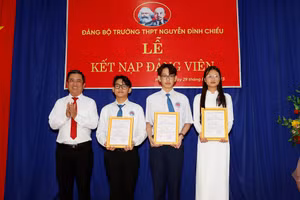 Thầy Võ Hoài Nhân Trung - Bí thư Đảng bộ, Hiệu trưởng Trường THPT Nguyễn Đình Chiểu trao quyết định kết nạp Đảng viên.