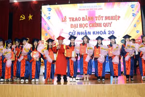 PGS.TS Lương Minh Cừ - Hiệu trưởng Trường Đại học Cửu Long trao giấy khen và bằng tốt nghiệp cho tân cử nhân tốt nghiệp xuất sắc.