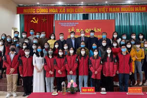 Lãnh đạo Sở GD&ĐT Bắc Giang động viện, chụp ảnh lưu niệm với các đội tuyển dự kỳ thi học sinh giỏi Quốc gia.