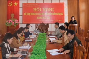 Bà Trần Thị Ánh Tuyết - Trưởng phòng GD&ĐT huyện Yên Thế phát biểu tại hội nghị đối thoại.