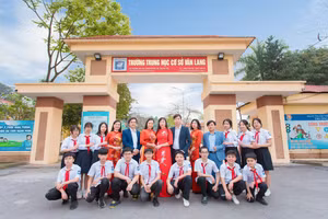 Thầy và trò trường THCS Văn Lang (TP Việt Trì, Phú Thọ).